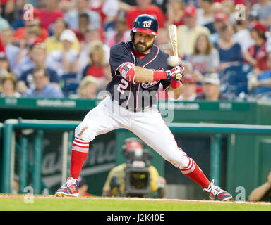 Washington Nationals Center Fielder Adam Eaton (2) im dritten Inning gegen die New York Mets im Nationals Park in Washington, D.C. auf Freitag, 28. April 2017 Fledermäuse.  Die Mets gewannen das Spiel 7: 5. Bildnachweis: Ron Sachs / CNP /MediaPunch Stockfoto