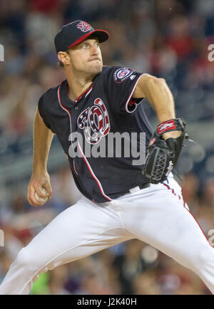 Washington Nationals ab Krug Max Scherzer (31) Stellplätze im vierten Inning gegen die New York Mets im Nationals Park in Washington, D.C. auf Freitag, 28. April 2017.  Die Mets gewannen das Spiel 7: 5. Bildnachweis: Ron Sachs / CNP /MediaPunch Stockfoto