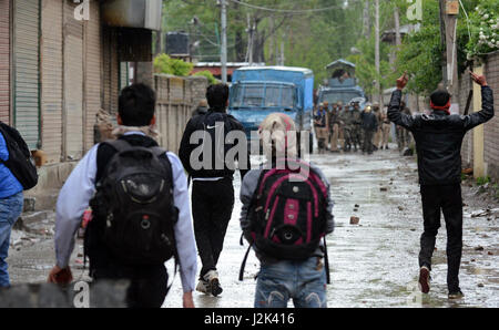 Srinagar, Kashmir:29.April. Kashmiri Demonstranten riefen Anti-Indien und Azadi Slogans. Seite Regierung Polytechnic College, Gogji Bagh, Srinagar während einer Protestaktion gegen .students haben Durchsetzung seit dem 15. April, als Regierungstruppen Razzia in einem College in Pulwama eskaliert. Bildnachweis: Sofi Suhail/Alamy Live-Nachrichten Stockfoto