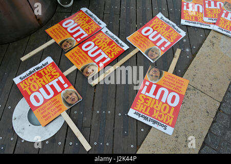 Bristol, UK. 29. April 2017. 1. große Demo von linken Aktivisten durchhalten Tories in der Stadt Bristol in Großbritannien. Organisiert von der Versammlung der Völker. Bildnachweis: Robert Timoney/Alamy Live-Nachrichten Stockfoto