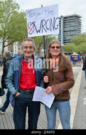 Bristol, UK. 29. April 2017. 1. große Demo von linken Aktivisten durchhalten Tories in der Stadt Bristol in Großbritannien. Organisiert von der Versammlung der Völker. Bildnachweis: Robert Timoney/Alamy Live-Nachrichten Stockfoto