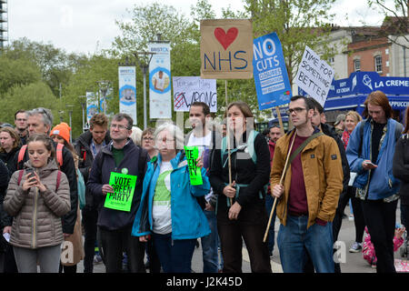 Bristol, UK. 29. April 2017. 1. große Demo von linken Aktivisten durchhalten Tories in der Stadt Bristol in Großbritannien. Organisiert von der Versammlung der Völker. Bildnachweis: Robert Timoney/Alamy Live-Nachrichten Stockfoto