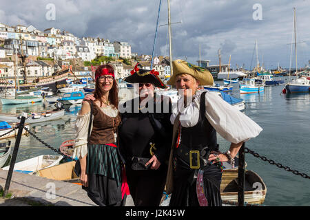 Dame Pirates am 8 Brixham Pirate Festival, einem der weltweit größten Treffen der berüchtigten Piraten und Demütigen scallywags". Das Festival läuft noch bis zum Feiertag Montag. Quelle: South West Fotos/Alamy Leben Nachrichten. Stockfoto