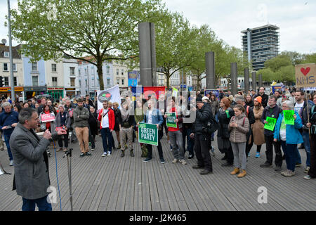 Bristol, UK. 29. April 2017. 1. große Demo von linken Aktivisten durchhalten Tories in der Stadt Bristol in Großbritannien. Organisiert von der Versammlung der Völker. Bildnachweis: Robert Timoney/Alamy Live-Nachrichten Stockfoto