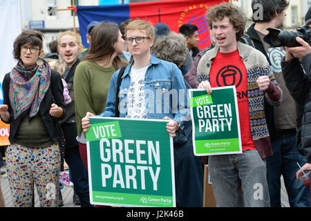 Bristol, UK. 29. April 2017. 1. große Demo von linken Aktivisten durchhalten Tories in der Stadt Bristol in Großbritannien. Organisiert von der Versammlung der Völker. Bildnachweis: Robert Timoney/Alamy Live-Nachrichten Stockfoto