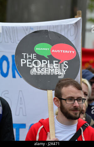 Bristol, UK. 29. April 2017. 1. große Demo von linken Aktivisten durchhalten Tories in der Stadt Bristol in Großbritannien. Organisiert von der Versammlung der Völker. Bildnachweis: Robert Timoney/Alamy Live-Nachrichten Stockfoto