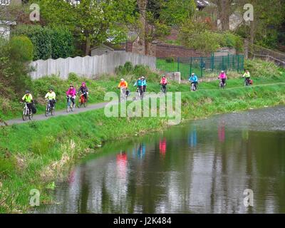 Kirkintilloch Schottland 29. April 2017. Ruhe und Bewölkung auf die Forth und Clyde Canal. Alan Oliver/Alamy Live-Nachrichten Stockfoto