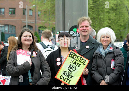 Bristol, UK. 29. April 2017. 1. große Demo von linken Aktivisten durchhalten Tories in der Stadt Bristol in Großbritannien. Organisiert von der Versammlung der Völker. Bildnachweis: Robert Timoney/Alamy Live-Nachrichten Stockfoto