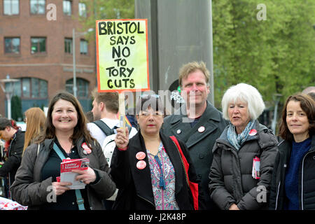 Bristol, UK. 29. April 2017. 1. große Demo von linken Aktivisten durchhalten Tories in der Stadt Bristol in Großbritannien. Organisiert von der Versammlung der Völker. Bildnachweis: Robert Timoney/Alamy Live-Nachrichten Stockfoto