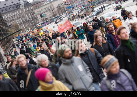 Kopenhagen, Dänemark, Samstag, 29. April 2017 mehr als 1.700 Personen beitreten einen Klima Änderung Marsch in der dänischen Stadt Kopenhagen am Samstag. Der März fällt mit US-Präsident Donald Trump ersten 100 Tage im Amt und ist Teil einer größeren Initiative in den Vereinigten Staaten unter dem Titel Klima März passiert. Von einer Gruppe, die sich selbst Folkets Klimamarch København organisierte die Veranstaltung in Dänemark (Englisch: The People Klima März Kopenhagen) Credit: Matthew James Harrison/Alamy Live News Stockfoto