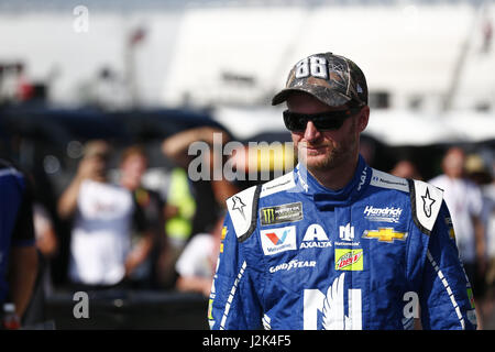 Richmond, Virginia, USA. 28. April 2017. 28. April 2017 - Richmond, Virginia, USA: Dale Earnhardt Jr. (88) hängt auf Grube Straße vor der Qualifikation für die Toyota-Besitzer-400 auf dem Richmond International Speedway in Richmond, Virginia. Bildnachweis: Justin R. Noe Asp Inc/ASP/ZUMA Draht/Alamy Live-Nachrichten Stockfoto