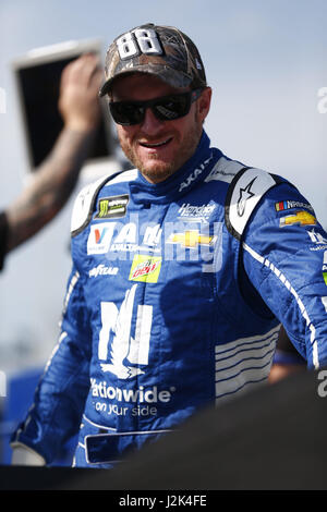 Richmond, Virginia, USA. 28. April 2017. 28. April 2017 - Richmond, Virginia, USA: Dale Earnhardt Jr. (88) hängt auf Grube Straße vor der Qualifikation für die Toyota-Besitzer-400 auf dem Richmond International Speedway in Richmond, Virginia. Bildnachweis: Justin R. Noe Asp Inc/ASP/ZUMA Draht/Alamy Live-Nachrichten Stockfoto