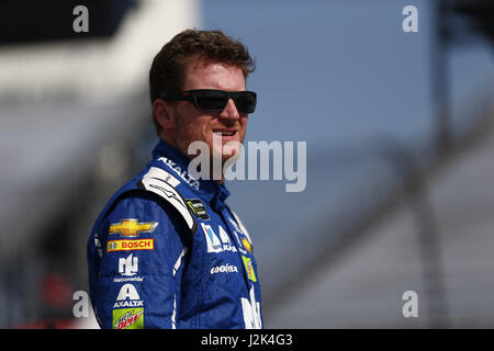 Richmond, Virginia, USA. 28. April 2017. 28. April 2017 - Richmond, Virginia, USA: Dale Earnhardt Jr. (88) hängt auf Grube Straße vor der Qualifikation für die Toyota-Besitzer-400 auf dem Richmond International Speedway in Richmond, Virginia. Bildnachweis: Justin R. Noe Asp Inc/ASP/ZUMA Draht/Alamy Live-Nachrichten Stockfoto