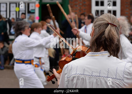 Wiltshire, Großbritannien, 29.. April 2017, Maifeiertag, Downton Cuckoo Fair. Eine Geige spielende Geige für Morris-Tänzer. Stockfoto