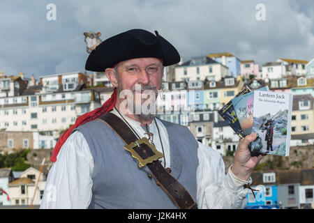 Brixham, Devon, 29. Apr 17 Pirate am 8 Brixham Pirate Festival, einem der weltweit größten Treffen der berüchtigten Piraten und Demütigen scallywags". Das Festival läuft noch bis zum Feiertag Montag. Quelle: South West Fotos/Alamy Leben Nachrichten. Stockfoto