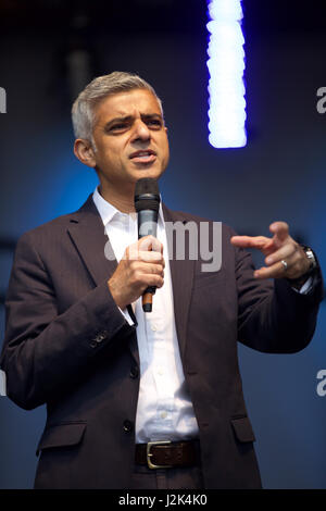 London, UK. 29. April 2017. Londoner Bürgermeister besucht Sadiq Khan Vaisakhi Feier zum Trafalgar Square in London die Sikh Kultur und Erbe feiert. Es gab Stände mit Essen, Musik und Tänzern auf der Bühne, Kinder Aktivitäten und Sikh Künstler. Es kehrt zurück auf den Platz nach zwei Jahren findet am Rathaus Credit: Keith Larby/Alamy Live News Stockfoto