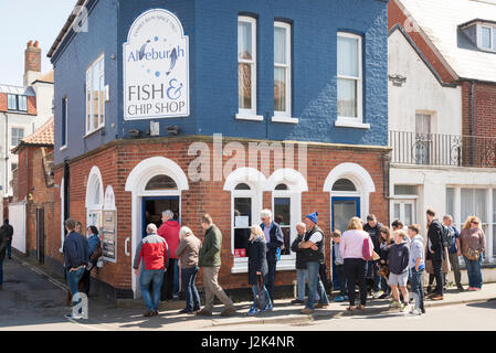 Aldeburgh Suffolk UK, 29. April 2017. Menschen in die Warteschlange für Fish And Chips außerhalb der berühmten Aldeburgh Fish and Chip Shop bei strahlendem Sonnenschein und Temperaturen von 13 Grad Celsius auf der Bank Holiday WeekendCredit Julian Eales/Alamy Live News Stockfoto