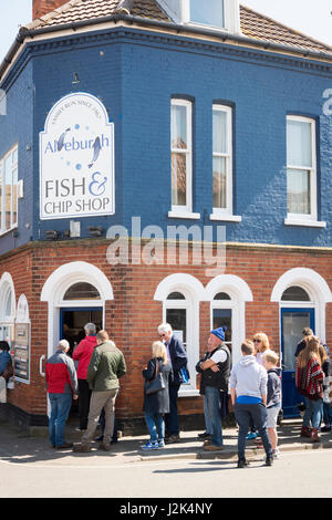 Aldeburgh Suffolk UK, 29. April 2017. Menschen in die Warteschlange für Fish And Chips außerhalb der berühmten Aldeburgh Fish and Chip Shop bei strahlendem Sonnenschein und Temperaturen von 13 Grad Celsius auf der Bank Holiday WeekendCredit Julian Eales/Alamy Live News Stockfoto