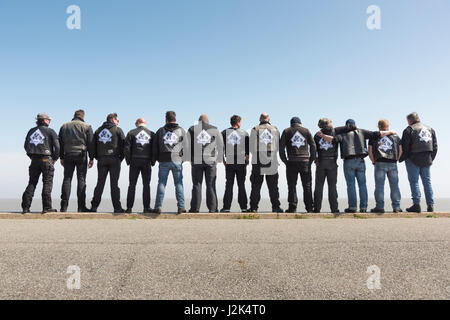 Aldeburgh Suffolk UK, 29. April 2017. Motorradfahrer aus der Chopper-Club Deutschland stellen direkt am Meer bei strahlendem Sonnenschein und Temperaturen von 13 Grad Celsius während einer Bank Holiday Wochenende Reise an die Ostküste. Der Club der benutzerdefinierten Motorrad-Enthusiasten sammelt Geld für Kinderhilfswerke. Kredit Julian Eales/Alamy Live-Nachrichten Stockfoto