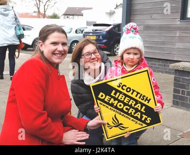 Kirkintilloch Schottland 29. April 2017. Schottische Lib Dem Führer Willie Rennie und East Dunbartonshire Parlamentskandidatin Jo Swinson nehmen zu Forth und Clyde Canal an Bord Maryhill Kugelfisch zu ihrer Kampagne in dieser Auflage zu starten, die sie suchen, wieder aus der SNP. Alan Oliver/Alamy Live-Nachrichten Stockfoto