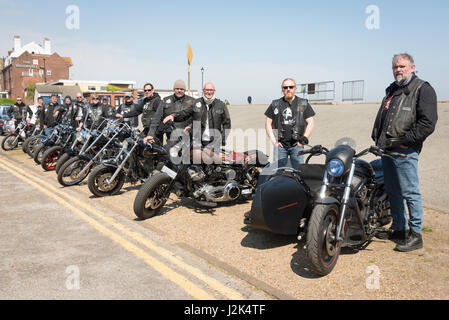 Aldeburgh Suffolk UK, 29. April 2017. Motorradfahrer aus der Chopper-Club Deutschland stellen direkt am Meer bei strahlendem Sonnenschein und Temperaturen von 13 Grad Celsius während einer Bank Holiday Wochenende Reise an die Ostküste. Der Club der benutzerdefinierten Motorrad-Enthusiasten sammelt Geld für Kinderhilfswerke. Kredit Julian Eales/Alamy Live-Nachrichten Stockfoto