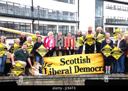 Kirkintilloch Schottland 29. April 2017. Schottische Lib Dem Führer Willie Rennie und East Dunbartonshire Parlamentskandidatin Jo Swinson nehmen zu Forth und Clyde Canal an Bord Maryhill Kugelfisch zu ihrer Kampagne in dieser Auflage zu starten, die sie suchen, wieder aus der SNP. Alan Oliver/Alamy Live-Nachrichten Stockfoto