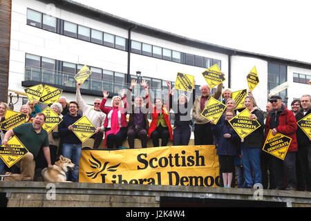 Kirkintilloch Schottland 29. April 2017. Schottische Lib Dem Führer Willie Rennie und East Dunbartonshire Parlamentskandidatin Jo Swinson nehmen zu Forth und Clyde Canal an Bord Maryhill Kugelfisch zu ihrer Kampagne in dieser Auflage zu starten, die sie suchen, wieder aus der SNP. Alan Oliver/Alamy Live-Nachrichten Stockfoto