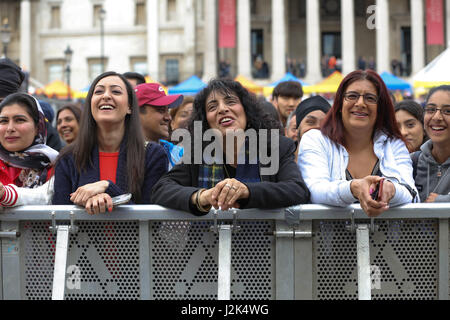 Trafalgar Square London, UK. , . Hunderte von Menschen besuchen das Vaisakhi Festival auf dem Trafalgar Square. Das Vaisakhi-Festival ist ein religiöses fest, das die Sikh-Neujahr markiert. Diesjährigen Feierlichkeiten fand am 14. April der Beginn des Sikhismus als einen kollektiven glauben erinnert und Londoner Feierlichkeiten sind eine Möglichkeit für Menschen aus allen Gemeinden, Glaubensrichtungen und Hintergründe, eine Festival zu erleben, die von Sikhs, die Leben in der Hauptstadt und über 20 Millionen Menschen auf der ganzen Welt gefeiert wird. Bildnachweis: Dinendra Haria/Alamy Live-Nachrichten Stockfoto