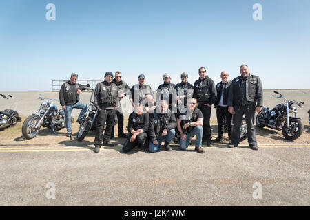 Aldeburgh Suffolk UK, 29. April 2017. Motorradfahrer aus der Chopper-Club Deutschland stellen direkt am Meer bei strahlendem Sonnenschein und Temperaturen von 13 Grad Celsius während einer Bank Holiday Wochenende Reise an die Ostküste. Der Club der benutzerdefinierten Motorrad-Enthusiasten sammelt Geld für Kinderhilfswerke. Kredit Julian Eales/Alamy Live-Nachrichten Stockfoto