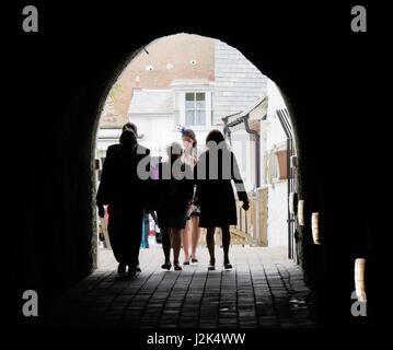 Ilfracombe, Devon, UK. 29. April 2017. Hochzeitsgesellschaft ein Feiertagswochenende obwohl es einem kalten bewölkten Tag durch den Tunnel befahren. Bildnachweis: DTNews/Alamy Live-Nachrichten Stockfoto
