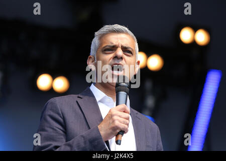 Trafalgar Square in London. UK 29 Arp 2017 - der Bürgermeister von London Sadiq Khan befasst sich mit die Masse. Hunderte von Menschen besuchen das Vaisakhi Festival auf dem Trafalgar Square. Das Vaisakhi-Festival ist ein religiöses fest, das die Sikh-Neujahr markiert. Diesjährigen Feierlichkeiten fand am 14. April der Beginn des Sikhismus als einen kollektiven glauben erinnert und Londoner Feierlichkeiten sind eine Möglichkeit für Menschen aus allen Gemeinden, Glaubensrichtungen und Hintergründe, eine Festival zu erleben, die von Sikhs, die Leben in der Hauptstadt und über 20 Millionen Menschen auf der ganzen Welt gefeiert wird. Stockfoto