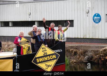 Kirkintilloch Schottland 29. April 2017. Schottische Lib Dem Führer Willie Rennie und East Dunbartonshire Parlamentskandidatin Jo Swinson nehmen zu Forth und Clyde Canal an Bord Maryhill Kugelfisch zu ihrer Kampagne in dieser Auflage zu starten, die sie suchen, wieder aus der SNP. Alan Oliver/Alamy Live-Nachrichten Stockfoto