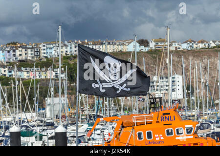 Brixham, Devon, 29. Apr 17 A Totenkopf fliegt neben den Torbay Rettungsboot auf der 8. Brixham Pirate Festival.The Festival bis Bank Holiday Montag läuft. Bildnachweis: Süd-West Fotos / Alamy Live News. Stockfoto