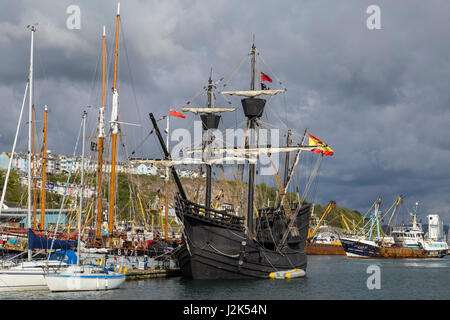 Brixham, Devon, 29. Apr 17 historischen Neo Victoria, Ferdinand Magellan Schiff, das den Globus im Jahre 1522 auf 8. Brixham Pirate Festival.The Festival umrundet läuft bis Bank Holiday Montag. Bildnachweis: Süd-West Fotos / Alamy Live News. Stockfoto