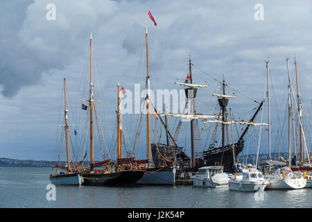 Brixham, Devon, 29. Apr 17 historischen Neo Victoria, Ferdinand Magellan Schiff, das den Globus im Jahre 1522, unter anderen Segeln Handwerk auf der 8. Brixham Pirate Festival.The Festival umrundet läuft bis Bank Holiday Montag. Bildnachweis: Süd-West Fotos / Alamy Live News. Stockfoto