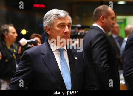 Brüssel, Belgien. 29. April 2017. Präsident des Europäischen Parlaments Antonio Tajani (vorne) besucht die Sondertagung des Europäischen Rates Gipfels am Sitz EU in Brüssel, Belgien, am 29. April 2017. Staats-und Regierungschefs der 27 EU-Ländern während ihrer ersten Gipfel, da Großbritannien die Artikel 50 letzten Monat ausgelöst einstimmig die Leitlinien auf Austritt, Präsident des Europäischen Rates Donald Tusk tweeted Samstag. Bildnachweis: Gong Bing/Xinhua/Alamy Live-Nachrichten Stockfoto