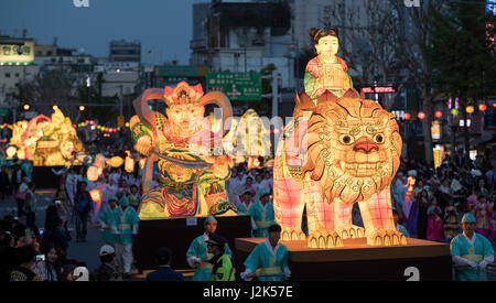 Seoul, Südkorea. 29. April 2017. Menschen tragen bunte Laternen, wie sie den bevorstehenden Geburtstag des Buddha in Seoul, Südkorea am 29. April 2017 feiern. Bildnachweis: Lee Sang-ho/Xinhua/Alamy Live-Nachrichten Stockfoto