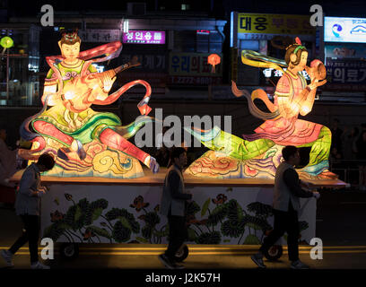 Seoul, Südkorea. 29. April 2017. Menschen tragen bunte Laternen, wie sie den bevorstehenden Geburtstag des Buddha in Seoul, Südkorea am 29. April 2017 feiern. Bildnachweis: Lee Sang-ho/Xinhua/Alamy Live-Nachrichten Stockfoto