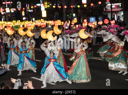 Seoul, Südkorea. 29. April 2017. Menschen führen, wie sie den bevorstehenden Geburtstag des Buddha in Seoul, Südkorea am 29. April 2017 feiern. Bildnachweis: Lee Sang-ho/Xinhua/Alamy Live-Nachrichten Stockfoto