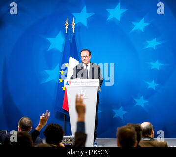 Brüssel, Belgien. 29. April 2017. Der französische Präsident Francois Hollande hält eine Pressekonferenz beim Europäischen Gipfel über Kunst. 50, Austritt beim Europäischen Rat am Hauptsitz in Brüssel, Belgien auf 29.04.2017 von Wiktor Dabkowski | Nutzung weltweit Credit: Dpa/Alamy Live-Nachrichten Stockfoto