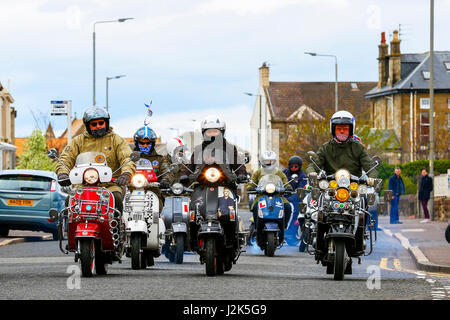 Troon, Ayrshire, Großbritannien. 29. April 2017. Die jährliche West Of Scotland Scooter Rally fand in Troon, mehrere hundert Lambrettas, Vespas und andere Fabrikate von Motorrollern, sowohl alte als auch neue, aus ganz Schottland Ayrshire und es angezogen. Wegen seiner Popularität der Veranstaltung findet jetzt an drei Tagen mit Attraktionen wie als live-Bands, spezialisierte Stände und Einzelhändler und Preise für verschiedene Wettbewerbe wie "das am besten gehütete Scooter" Credit: Findlay/Alamy Live News Bildnachweis: Findlay/Alamy Live News Stockfoto