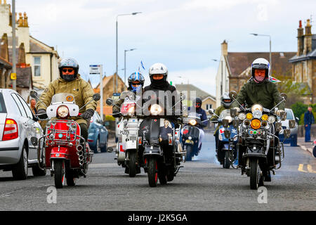 Troon, Ayrshire, Großbritannien. 29. April 2017. Die jährliche West Of Scotland Scooter Rally fand in Troon, mehrere hundert Lambrettas, Vespas und andere Fabrikate von Motorrollern, sowohl alte als auch neue, aus ganz Schottland Ayrshire und es angezogen. Wegen seiner Popularität der Veranstaltung findet jetzt an drei Tagen mit Attraktionen wie als live-Bands, spezialisierte Stände und Einzelhändler und Preise für verschiedene Wettbewerbe wie "das am besten gehütete Scooter" Credit: Findlay/Alamy Live News Bildnachweis: Findlay/Alamy Live News Stockfoto