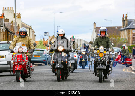 Troon, Ayrshire, Großbritannien. 29. April 2017. Die jährliche West Of Scotland Scooter Rally fand in Troon, mehrere hundert Lambrettas, Vespas und andere Fabrikate von Motorrollern, sowohl alte als auch neue, aus ganz Schottland Ayrshire und es angezogen. Wegen seiner Popularität der Veranstaltung findet jetzt an drei Tagen mit Attraktionen wie als live-Bands, spezialisierte Stände und Einzelhändler und Preise für verschiedene Wettbewerbe wie "das am besten gehütete Scooter" Credit: Findlay/Alamy Live News Bildnachweis: Findlay/Alamy Live News Stockfoto