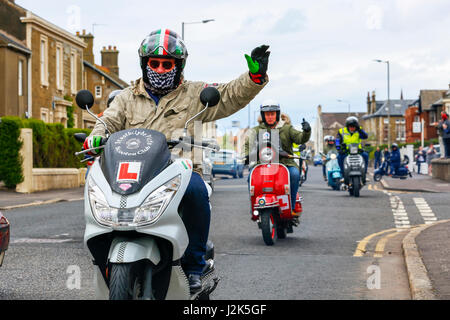 Troon, Ayrshire, Großbritannien. 29. April 2017. Die jährliche West Of Scotland Scooter Rally fand in Troon, mehrere hundert Lambrettas, Vespas und andere Fabrikate von Motorrollern, sowohl alte als auch neue, aus ganz Schottland Ayrshire und es angezogen. Wegen seiner Popularität der Veranstaltung findet jetzt an drei Tagen mit Attraktionen wie als live-Bands, spezialisierte Stände und Einzelhändler und Preise für verschiedene Wettbewerbe wie "das am besten gehütete Scooter" Credit: Findlay/Alamy Live News Bildnachweis: Findlay/Alamy Live News Stockfoto