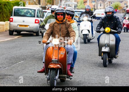 Troon, Ayrshire, Großbritannien. 29. April 2017. Die jährliche West Of Scotland Scooter Rally fand in Troon, mehrere hundert Lambrettas, Vespas und andere Fabrikate von Motorrollern, sowohl alte als auch neue, aus ganz Schottland Ayrshire und es angezogen. Wegen seiner Popularität der Veranstaltung findet jetzt an drei Tagen mit Attraktionen wie als live-Bands, spezialisierte Stände und Einzelhändler und Preise für verschiedene Wettbewerbe wie "das am besten gehütete Scooter" Credit: Findlay/Alamy Live News Bildnachweis: Findlay/Alamy Live News Stockfoto