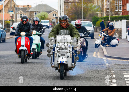 Troon, Ayrshire, Großbritannien. 29. April 2017. Die jährliche West Of Scotland Scooter Rally fand in Troon, mehrere hundert Lambrettas, Vespas und andere Fabrikate von Motorrollern, sowohl alte als auch neue, aus ganz Schottland Ayrshire und es angezogen. Wegen seiner Popularität der Veranstaltung findet jetzt an drei Tagen mit Attraktionen wie als live-Bands, spezialisierte Stände und Einzelhändler und Preise für verschiedene Wettbewerbe wie "das am besten gehütete Scooter" Credit: Findlay/Alamy Live News Bildnachweis: Findlay/Alamy Live News Stockfoto