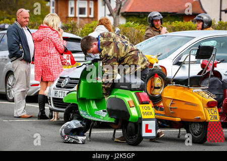 Troon, Ayrshire, Großbritannien. 29. April 2017. Die jährliche West Of Scotland Scooter Rally fand in Troon, mehrere hundert Lambrettas, Vespas und andere Fabrikate von Motorrollern, sowohl alte als auch neue, aus ganz Schottland Ayrshire und es angezogen. Wegen seiner Popularität der Veranstaltung findet jetzt an drei Tagen mit Attraktionen wie als live-Bands, spezialisierte Stände und Einzelhändler und Preise für verschiedene Wettbewerbe wie "das am besten gehütete Scooter" Credit: Findlay/Alamy Live News Bildnachweis: Findlay/Alamy Live News Stockfoto