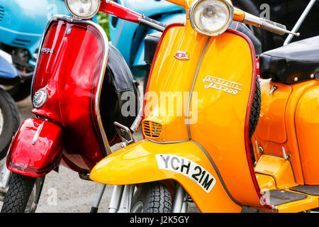 Troon, Ayrshire, Großbritannien. 29. April 2017. Die jährliche West Of Scotland Scooter Rally fand in Troon, mehrere hundert Lambrettas, Vespas und andere Fabrikate von Motorrollern, sowohl alte als auch neue, aus ganz Schottland Ayrshire und es angezogen. Wegen seiner Popularität der Veranstaltung findet jetzt an drei Tagen mit Attraktionen wie als live-Bands, spezialisierte Stände und Einzelhändler und Preise für verschiedene Wettbewerbe wie "das am besten gehütete Scooter" Credit: Findlay/Alamy Live News Bildnachweis: Findlay/Alamy Live News Stockfoto