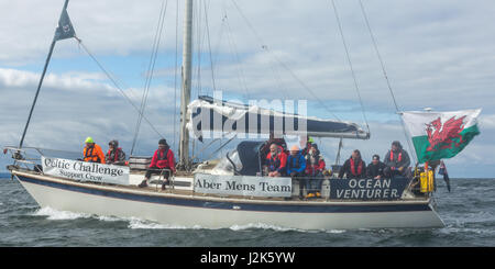 Boot zu unterstützen, für die Aberystwyth Herren Rudern Team im Wettbewerb in der keltischen 2017-Challenge über die irische See, die begann um Arklow in Irland mit der Ziellinie in Aberystwyth Hafeneinfahrt in Wales. Die Teams ungefähr 96 Meilen durch die Nacht über die irische See gerudert. Jedes Team besteht aus 12 Ruderer, abwechselnd in Vierergruppen, Rudern, während eine Unterstützung Rippe (Boot) von und nach einer begleitenden Yacht überträgt. © Ian Jones/Alamy Live-Nachrichten Stockfoto