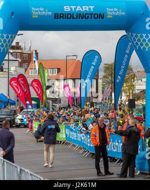 Bridlington, Yorkshire, Großbritannien. 28. April 2017. UK Sport: Bridlington, Yorkshire, Großbritannien. 28. April 2017.  Fans erweisen sich früh und in Scharen, um den Start der Tour de Yorkshire 2017 (Stufe 1 Bridlington nach Scarborough 173 km) in Bridlington, Yorkshire, Großbritannien. Rebecca Cole/Alamy Live-Nachrichten Stockfoto